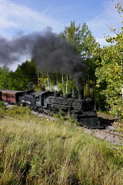 Chama, New Mexico, USA 28 Σεπτεμβρίου 2021: Cumbres and Toltec Scenic Railroad με καπνό να κυλάει από την ατμομηχανή — Φωτογραφία Αρχείου