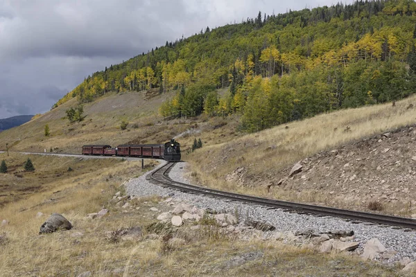 Chama, New Mexico, USA 28. September 2021: Cumbres und Toltec Scenic Railroad schlängeln sich entlang der Gleise Stockbild