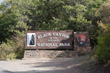Montrose, Colorado, ABD 23 Eylül 2021: Gunnison Ulusal Parkı 'nın Siyah Kanyon Girişi.