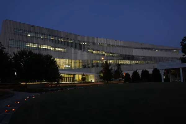 Raleigh, Karolina Północna, USA 5 sierpnia 2021: Hunt Library in the campus of NC State University in night. — Zdjęcie stockowe