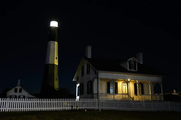 Tybee Island Lighthouse and the Keepers House at Night. — Stock Photo, Image
