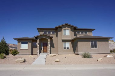 Colorado 'da çöl tarzı peyzajı olan bir banliyö evi.