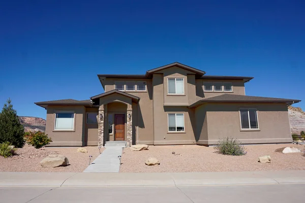 Colorado 'da çöl tarzı peyzajı olan bir banliyö evi.