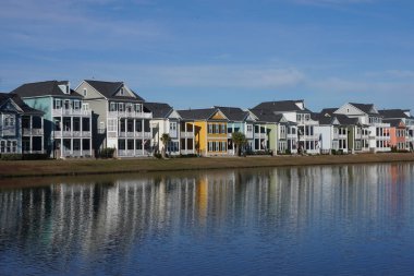 Surban Mahallesindeki Bir Gölette Yansıyan Renkli Evler.