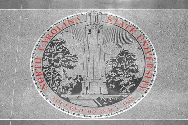 Raleigh, NC, EUA, 23 de outubro de 2021: North Carolina State University Seal — Fotografia de Stock