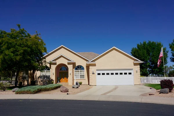 Streetview of a modern stucco house in a suburban neighborhood — Stock Photo, Image