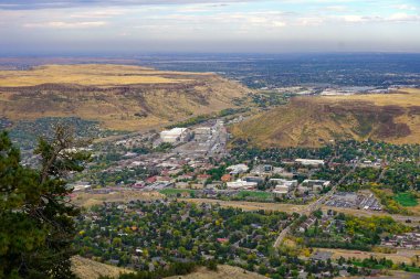 Arka planda Denver 'ın olduğu Gözcü Dağı' ndan Golden Colorado manzarası.