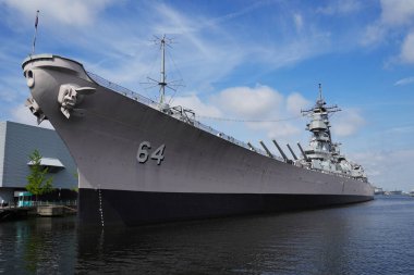 USS Wisconsin 'in (BB-64) Norfolk, VA' daki rıhtımında yan görüntüsü. USS Wisconsin, Nauticus, Ulusal Denizcilik Merkezi 'nin bitişiğindedir..