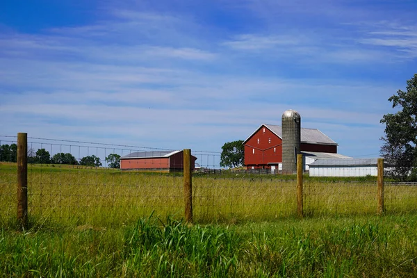 Bauernhof Virginia Mit Roter Scheune Und Gebäuden Einschließlich Silo Zaunlinie — Stockfoto