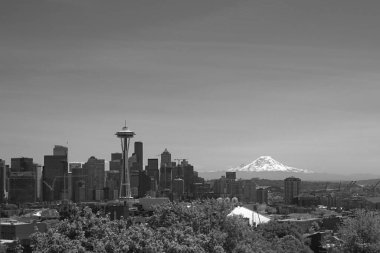 Seattle Washington Skyline, Space Needle ve Rainer Dağı 'ndan siyah beyaz. Fotoğraf Kerry Park 'tan.