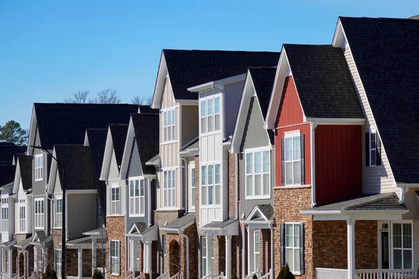 Banliyöde, mavi gökyüzünün altındaki modern kasaba evleri.