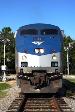 Bir Amtrak tren motorunun önünde yolcuları toplarken...