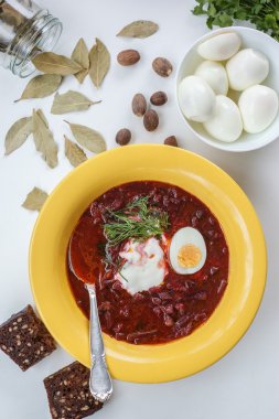 üst plaka sarı kırmızı pancar çorbası çorba