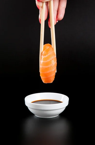 검은 바탕에 있는 연어 초밥 — 스톡 사진