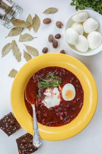 Sopa de borscht vermelha em placa amarela de cima — Fotografia de Stock