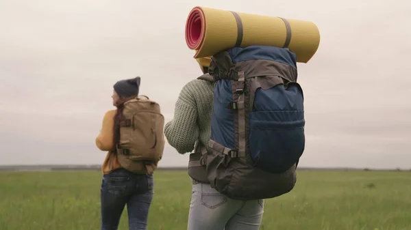 Chicas novias en un viaje de camping con mochilas ir de excursión, vacaciones activas de vacaciones con bolsos grandes, equipo de mujeres en busca de aventura, equipo deportivo de personas activas en la naturaleza, trabajo en equipo —  Fotos de Stock