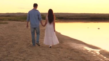 Bir adam ve bir kadın gün batımında sahilde yürür, iki insanın romantik ilişkisi, mutlu aile, neşeli insanlar iletişim kurmayı sever, birlikte tasasız bir hafta sonu geçirirler.