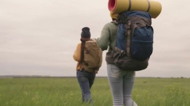 Kamp gezisine sırt çantalı kız arkadaşlar, büyük çantalarla aktif tatil, macera arayan kadın takımı, aktif insanlardan oluşan spor takımı, takım çalışması.