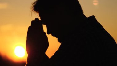 Günbatımında namaz kılan, inançlı, inançlı, inançlı, güneşin ışığından yararlanan ramazan sahibi, gökten bağışlanma dileyen, güneşin parıltısını okuyan, rüyalara inanan bir adam...