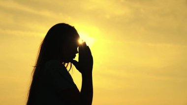 Müslüman bir kız gökyüzündeki güneşin parlaklığında dua eder, küçük bir çocuk iyiliğe inanır, cennetten af diler, bir çocuğu dinle ilgili eğitir, hayatta iyi şeyler ister, çocuk hayalleri kurar.