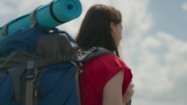kız gezgin hippi bin yaşında, gökyüzüne karşı, açık hava aktiviteleri bir turist sırt çantasıyla, uzun mesafe yürüyüşü, saha gezisi, macera arayışı, mutlu hafta sonları