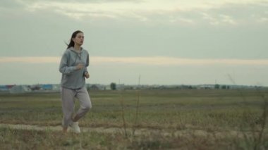 Koşu kızı, atletik genç kadın treatlon yarışmasına hazırlanıyor, kardiyo egzersizi, kilo kaybı, sağlıklı aktif yaşam tarzı, vücut hareketleri, aşırı enerji atma, hız antrenmanı