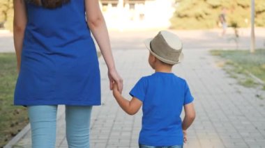 Anne oğlanı elleriyle götürür, küçük çocuğun velayeti, oğluyla birlikte annelik mutluluğu, anne çocuğuyla birlikte açık havada şehir parkına yürür, anne babasıyla yaşar, hafta sonları bebeğe bakar ve zaman ayırır.