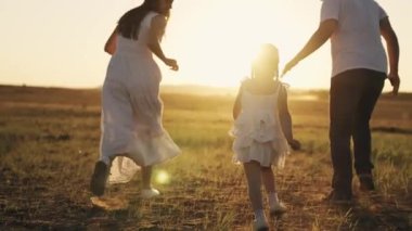 baba ve çocuk gün batımında gökyüzünde koşuyorlar, mutlu aile silueti, küçük çocuk babasının omuzlarında oturuyor, aile gezisi, eğlenceli anne-baba ve kız, açık hava süper kahramanı, birlikte haftasonu.