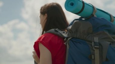 kız gezgin hippi bin yaşında, gökyüzüne karşı, açık hava aktiviteleri bir turist sırt çantasıyla, uzun mesafe yürüyüşü, saha gezisi, macera arayışı, mutlu hafta sonları