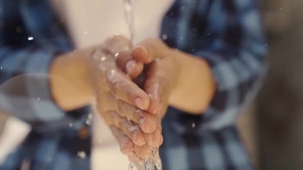 L'eau propre se déverse sur vos mains, vaincre la soif intense, se laver les mains avec de l'eau hydratante, maintenir la propreté, agriculture, rêve d'eaux minérales claires, éblouissement de bokeh scintillant, ralenti — Video
