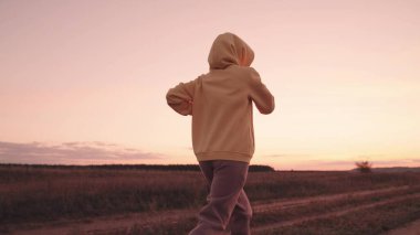 Gün batımında koşmak, kız şafakta koşmak, sağlıklı yaşam tarzı, kalp için kardiyo, hareket halindeki hayat, spor yapan kişi sağlık ve vücudu izler, açık havada aktif olarak doğayla iç içe olmak, fiziksel enerji eğitimi.