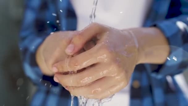Clean water pours onto your hands, defeat intense thirst, wash your hands with moisturizing water, maintain cleanliness, agriculture, dream of clear mineral waters, sparkling bokeh glare, slow motion — Stock Video