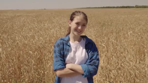 Rolnik uśmiechnięty na polu pszenicy, zbierający plony, gospodarstwo rolne, dojrzałe ziarno na plantacji gruntów rolnych rolnik agronomista, pracujący na gruntach, ekologia, uprawy zbóż profesjonalnie, gospodarka wiejska — Wideo stockowe