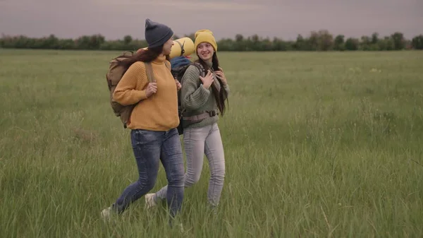 Vrolijke vrouwelijke reiziger vakantie sport wandelen met toeristische rugzakken, dromen van een leuke vakantie, vriendinnen op een camping reis, avontuur exploratie in de natuur, vrouwelijk team, teamwork, actieve levensstijl — Stockfoto