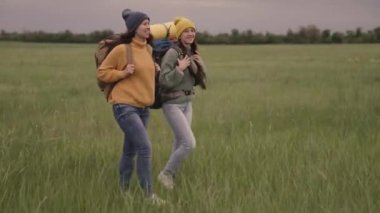 Mutlu bayan gezgin seyahat sporları turist sırt çantalarıyla yürüyüş, eğlenceli bir tatil hayali, kız arkadaşlar kamp gezisi, macera keşfi, kadın takımı, takım çalışması, aktif yaşam tarzı