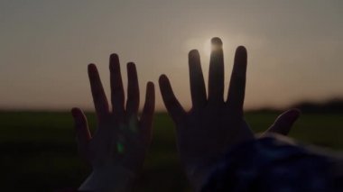 Gün batımında, âşıklar gökyüzüne uzanır, insanların iyi ve iyi arzularını düşler, güneşten yardım dilerler, güneş ışınlarında dua ederler, insanların palmiyelerinin parmaklarında parlarlar.