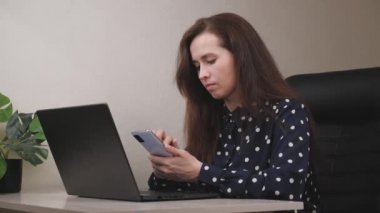 Kadın dizüstü bilgisayarında akıllı telefonuyla metin yazıyor, iş kadını serbest çalışıyor, kız telefonda dinleniyor, sosyal ağlar, internet üzerinden iletişim kuruyor, modern erkeğin iş hayatı, sitede arama.