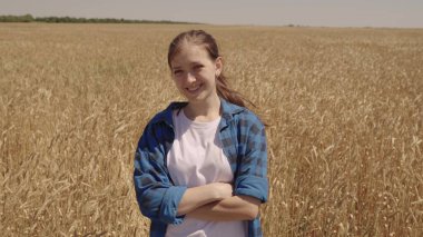 Buğday tarlasında gülen çiftçi, hasat, tarım çiftliği, tarım arazisinde yetişmiş tahıl tarım yapan bir tarım uzmanı, toprak, ekoloji, profesyonel olarak büyüyen tahıl ekinleri, kırsal alanda iş yapan bir tarım uzmanı.