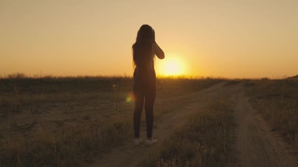 Fille courant au coucher du soleil sur le terrain, jogging matinal d'un mode de vie sain à l'aube, charge cardio augmentation de la fréquence cardiaque, le temps de rêver, entraînement de fitness génération z, marathon de triathlon coureur de tapis roulant — Video