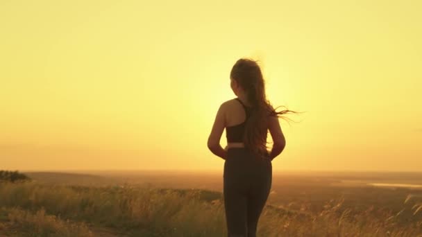 Flicka jogging på solnedgången himlen, aktiv livsstil strålar sol, cardio träning natur, kör man starkt ljus, övervaka hälsa och kroppsform, aktivera kroppens ämnesomsättning med fysiska övningar — Stockvideo