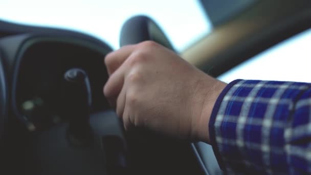 Férfi vezet egy autót, szállít egy modern jármű az úton, tesztvezetés egy autó, önvezető bérelt vezetés, egy ember üzleti út, mozgó — Stock videók