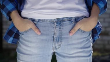 Adam boş cepler, kriz, iflas ve iş sıfır gösteriyor, kredi ödeyecek parası yok, işsizlik ve yoksulluk, borç içinde yaşam, umutsuz enflasyon, insanların yoksullaşması konsepti
