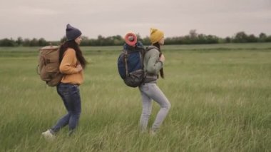 Mutlu kızlar sırt çantalarıyla yürüyüş, seyahat çantalarıyla eğlenceli bir hafta sonu gezisi, aktif açık hava yaşam tarzı, kadın grup eğlencesi, binlerce yıldır hipster gezginleri, özgürce dolaşma