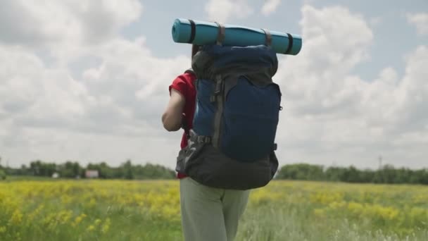 Дівчинка мандрівник тисячоліття подорожує з рюкзаком, концепцією сімейного відпочинку, пішохідним туризмом на природі, жіночим вихідним, розважається в пошуках пригод, концепції подорожей — стокове відео