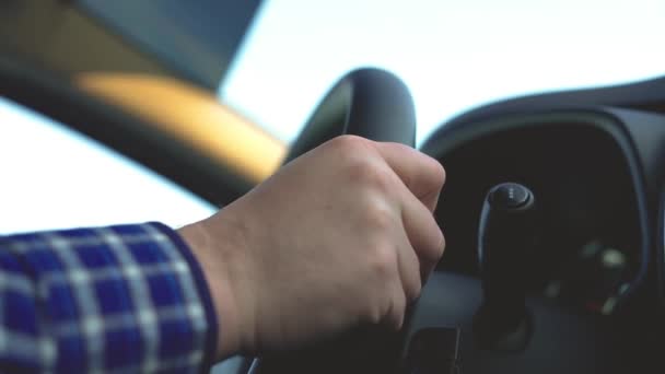Mężczyzna prowadzący samochód, transportujący nowoczesny pojazd na drodze, jazdę próbną samochodem, samodzielną jazdę wynajętą jazdą, podróż służbową, przeprowadzka — Wideo stockowe