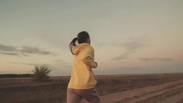 Menina corre para o treino de fitness na estrada, carga cardio no corpo saudável, corrida matinal, siga a beleza da figura, ser mulher esbelta, preparação esportiva para a competição de treatlo, homem feliz ao ar livre natureza — Fotografia de Stock