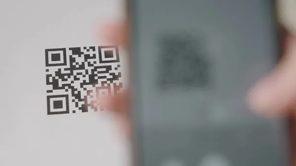 Akıllı bir telefonla QR kodunu taramak, telefonla yapılan ödemeler için ulaşılamaz ödeme, QR aşı kodunu kontrol etmek, müşterinin mağazadaki hizmeti hızlıca ödemesi, COVID 19 salgını. Koronavirüs