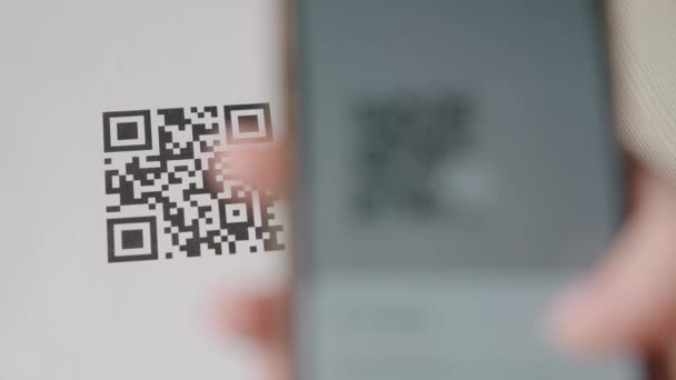 Scansione del codice QR con uno smartphone, pagamento contactless per pagamenti con un telefono, controllo del codice di vaccinazione QR, il cliente paga rapidamente per il servizio in negozio, pandemia COVID 19. coronavirus — Video Stock