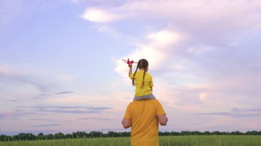 Baba küçük çocukla koşar kolları, çocuk hayalleri uçak pilotu, mutlu aile, babayla neşeli bir çocukluk kızı, bebekle eğlenceli bir hafta sonu gezisi, babalar günü, sevgili bir ebeveyn kızı