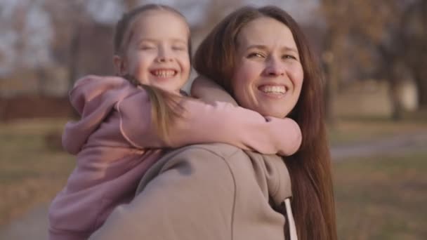 Anne Kucağında Çocuk Annesiyle Neşeli Bir Çocuk Mutlu Bir Aile — Stok video
